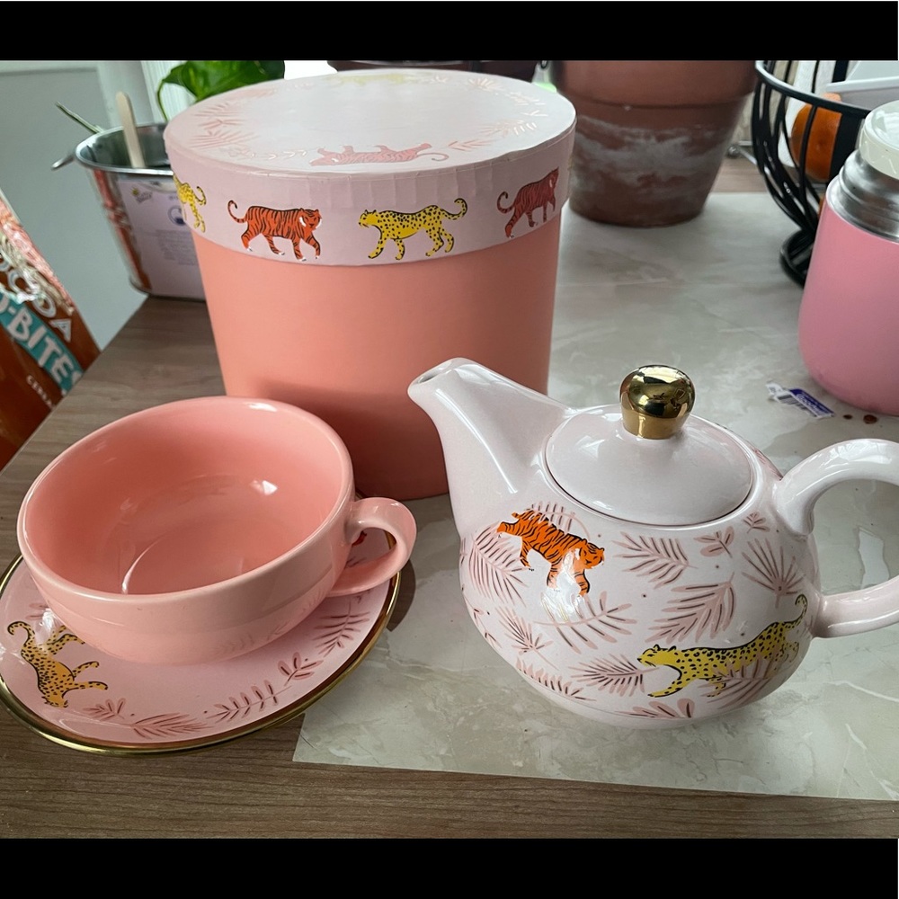 Stackable tea set for one made by Pinkyup